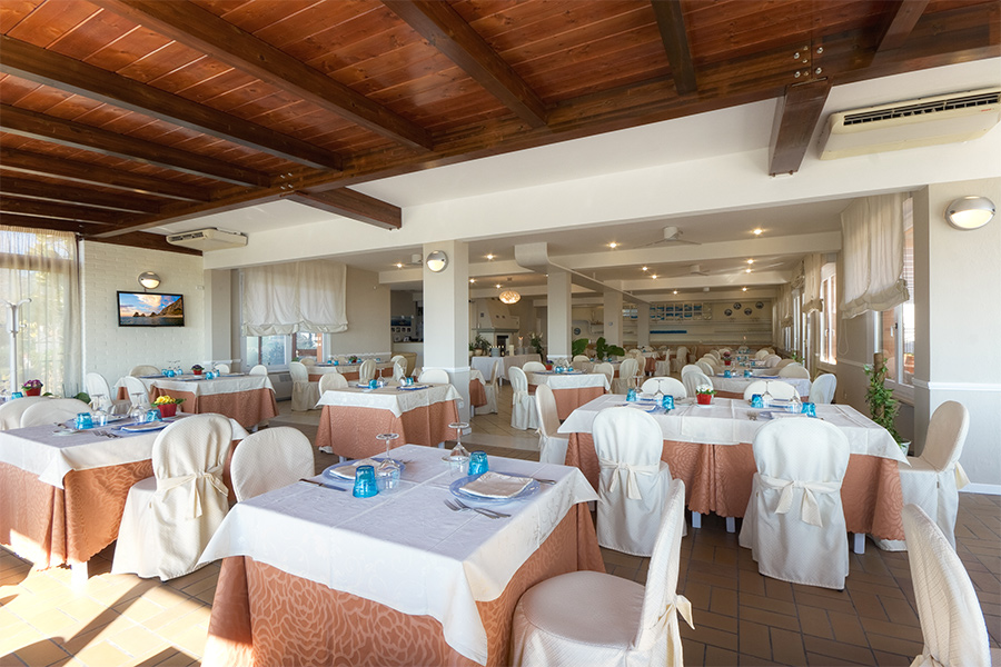 Set table at Le Cave in Sirolo
