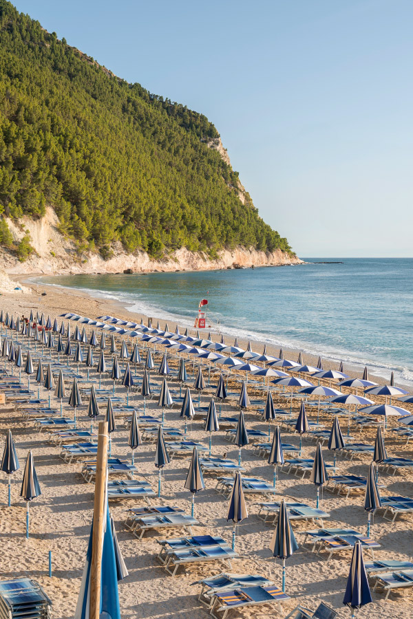 Spiaggia del Conero vicino al Resort Le Cave a Sirolo